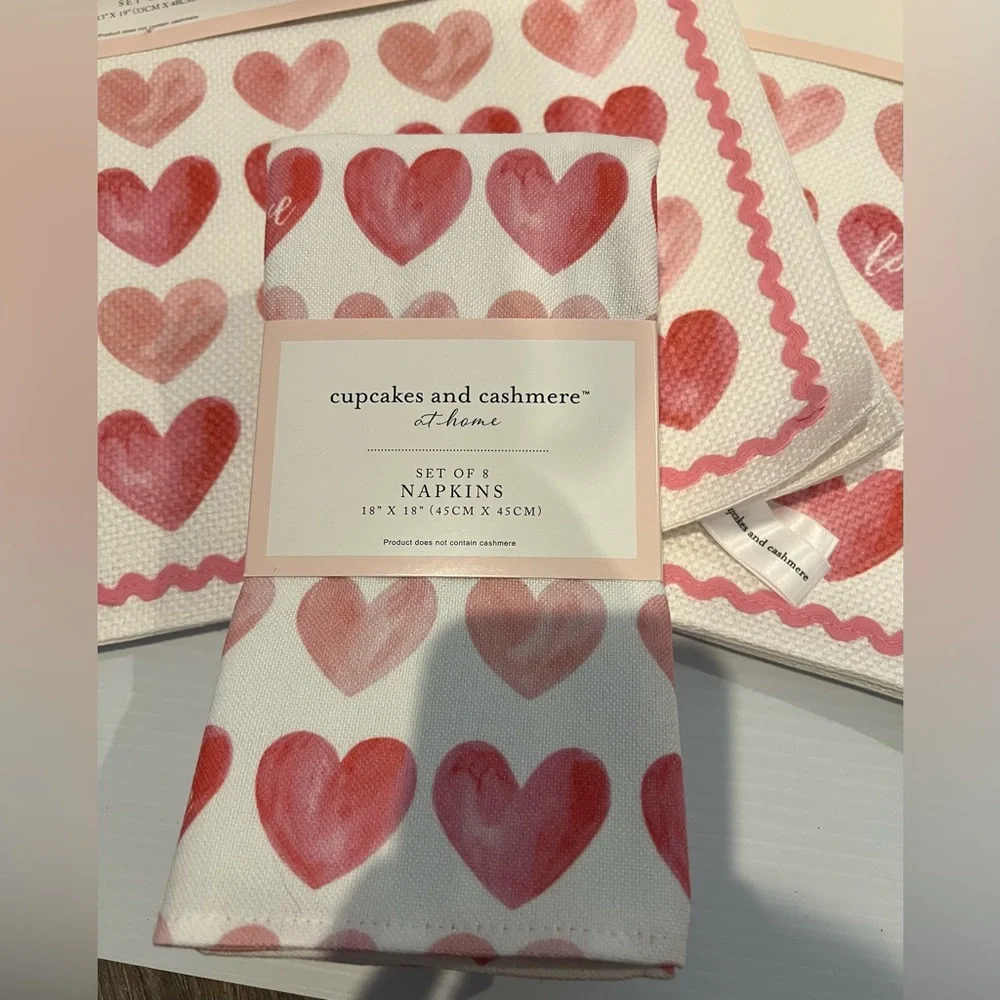 ❤️❤️Super Cute Cupcakes and Cashmere Hearts Placemats (8) and Napkins (8)- NWT - Picture 2 of 4